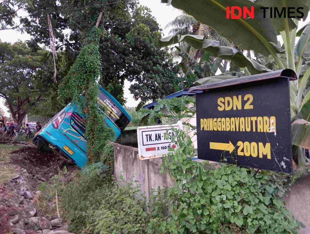 Bus Surya Kencana nyungsep setelah menabrak tiang (IDN Times/Ruhaili)