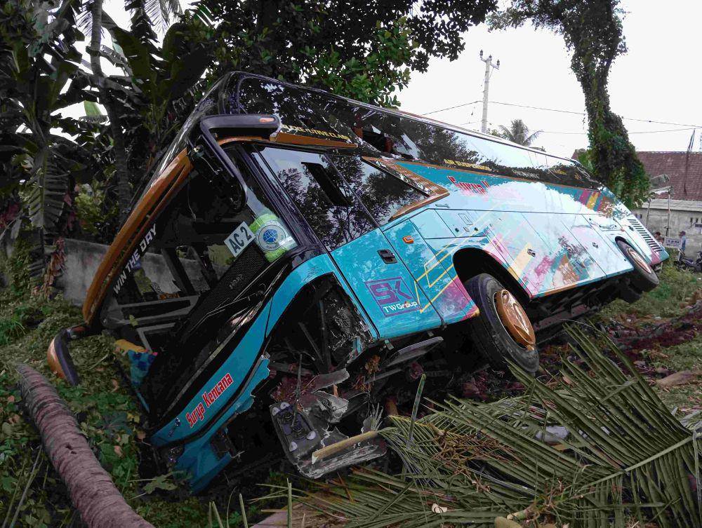 Bus Surya Kencana alami ringsek setelah menabrak tiang dan pohon kelapa (IDN Times/Ruhaili)