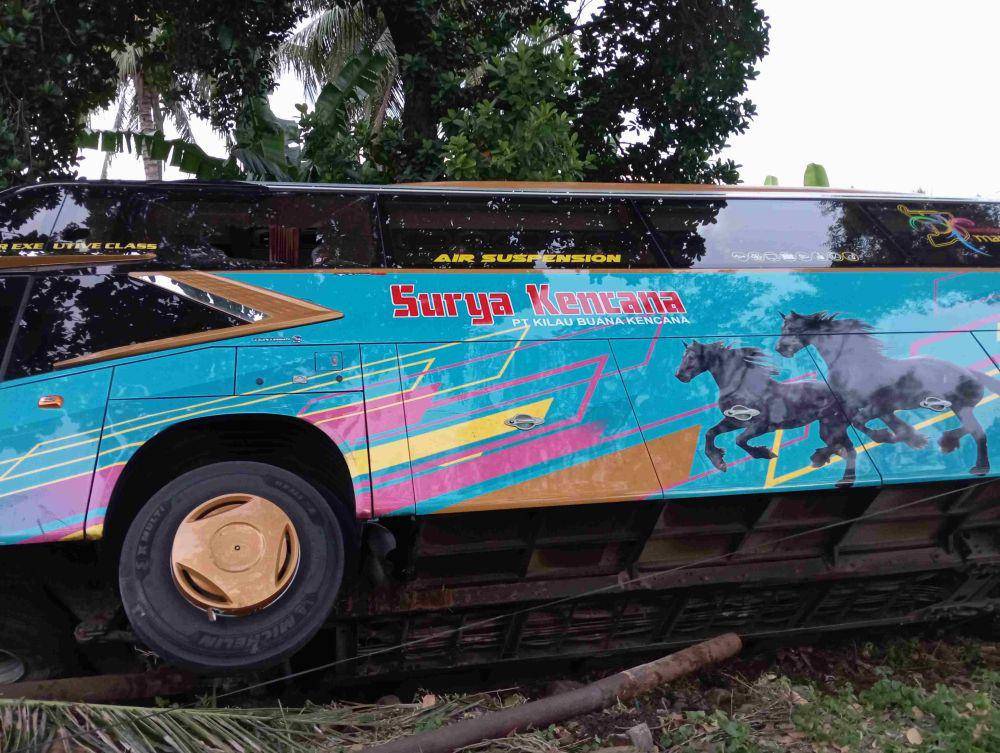 Bus Surya Kencana terbalik setelah alami kecelakaan (IDN Times/Ruhaili)
