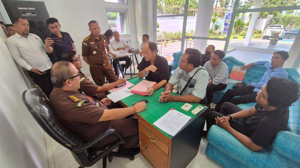 Penyerahan tersangka dan barang bukti ke JPU. (dok. Istimewa)
