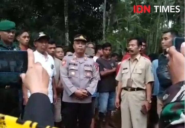 Kapolsek Mrebet AKP Muslimun saat menjelaskan kronologi lokasi kejadian.(IDN Times/Tangkapan layar)