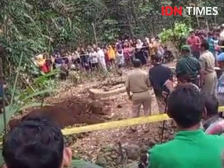 Warga di Mrebet yang berkerumun menyaksikan kejadian adanya pembongkaran makam oleh orang tak dikenal.((IDN Times/Tangkapan layar)