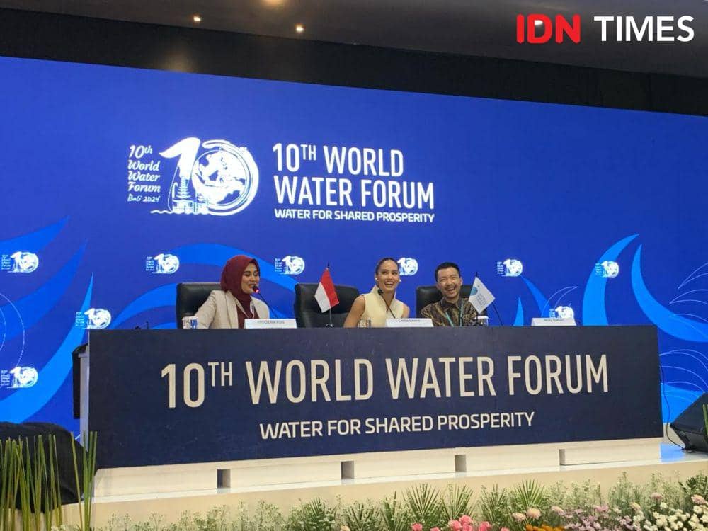 Communication Ambassador 10th WWF Cinta Laura (tengah) dan Pemimpin relawan dari World Clean Up Day Indonesia Andy Bahari (kanan). (IDN Times/Rohmah Mustaurida)