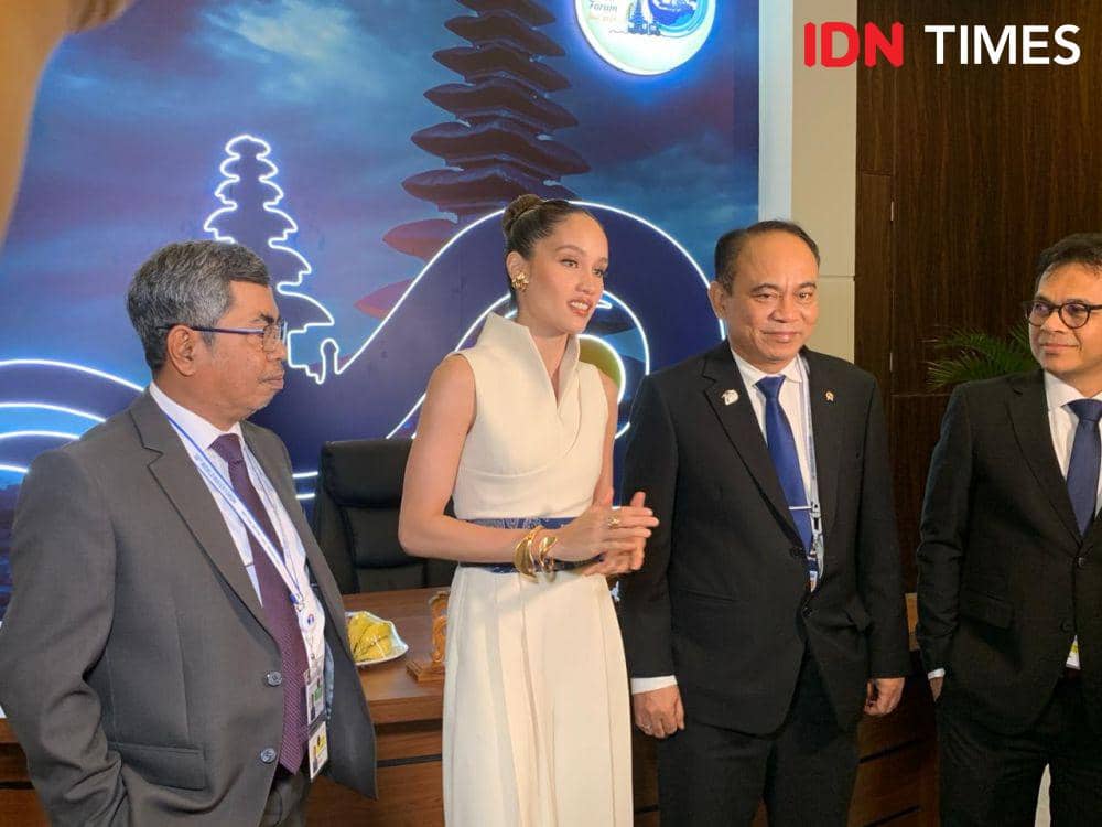 Communication Ambassador 10th WWF Cinta Laura. (IDN Times/Rohmah Mustaurida)