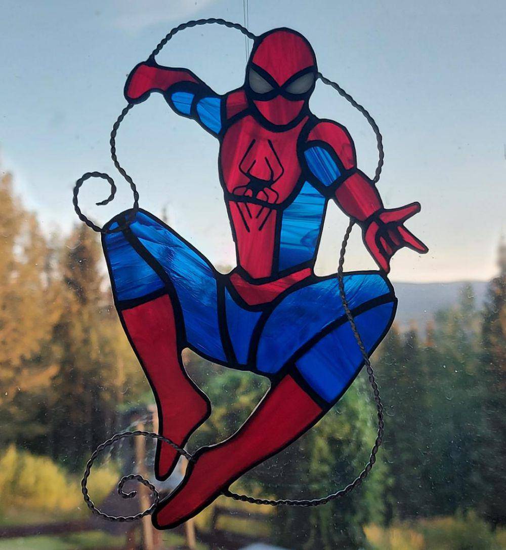 potret kaca patri tema Spider-Man (reddit.com/user/it-burns-us-precious)