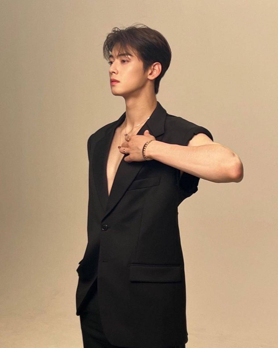 sleeveless top ala Cha Eun Woo ASTRO (instagram.com/eunwo.o_c)