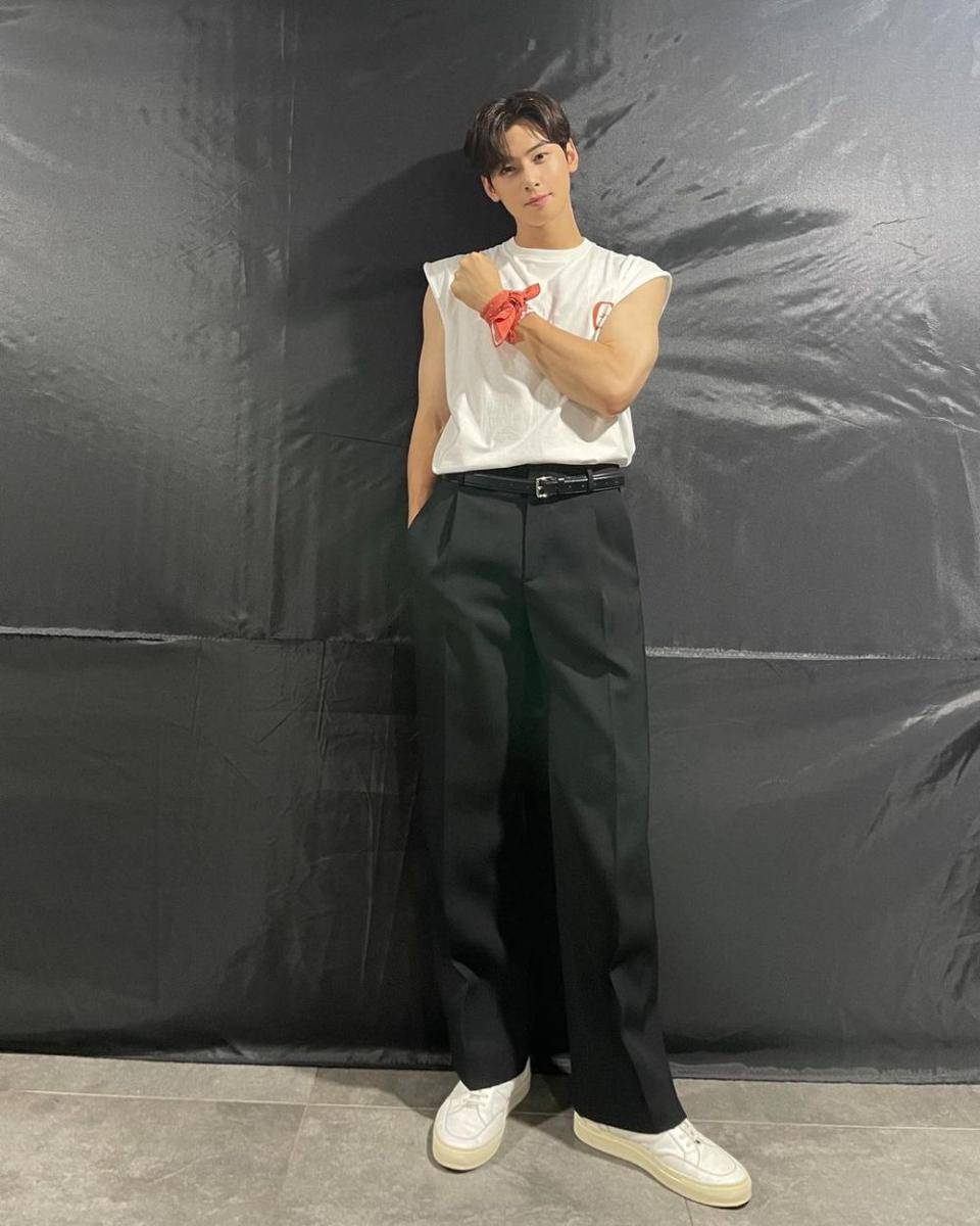 sleeveless top ala Cha Eun Woo ASTRO (instagram.com/eunwo.o_c)