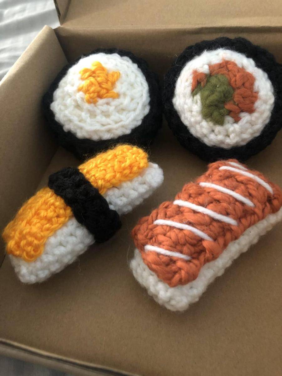 potret rajutan tangan bentuk sushi (reddit.com/user/brittanybritter)