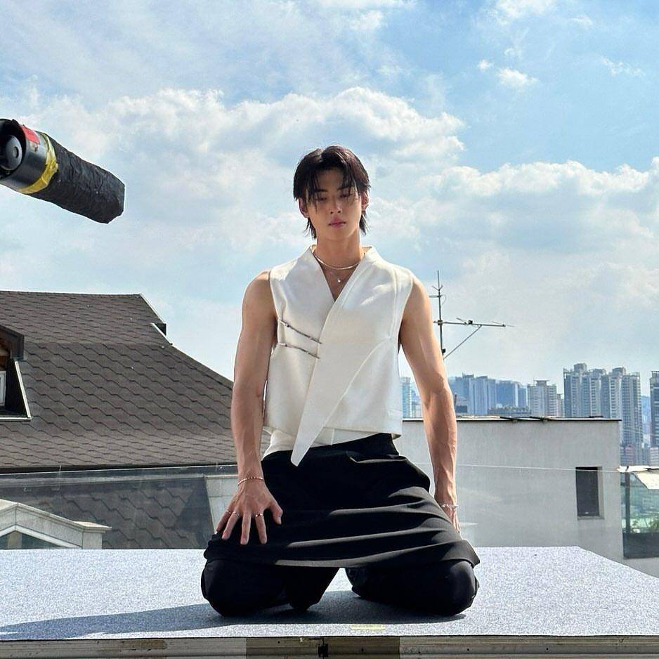 sleeveless top ala Cha Eun Woo ASTRO (instagram.com/eunwo.o_c)