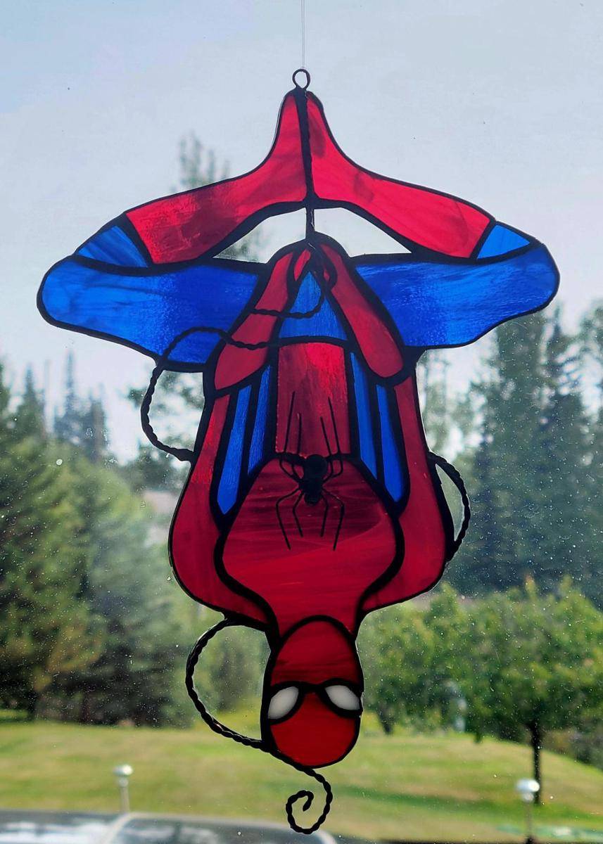 potret kaca patri tema Spider-Man (reddit.com/user/it-burns-us-precious)
