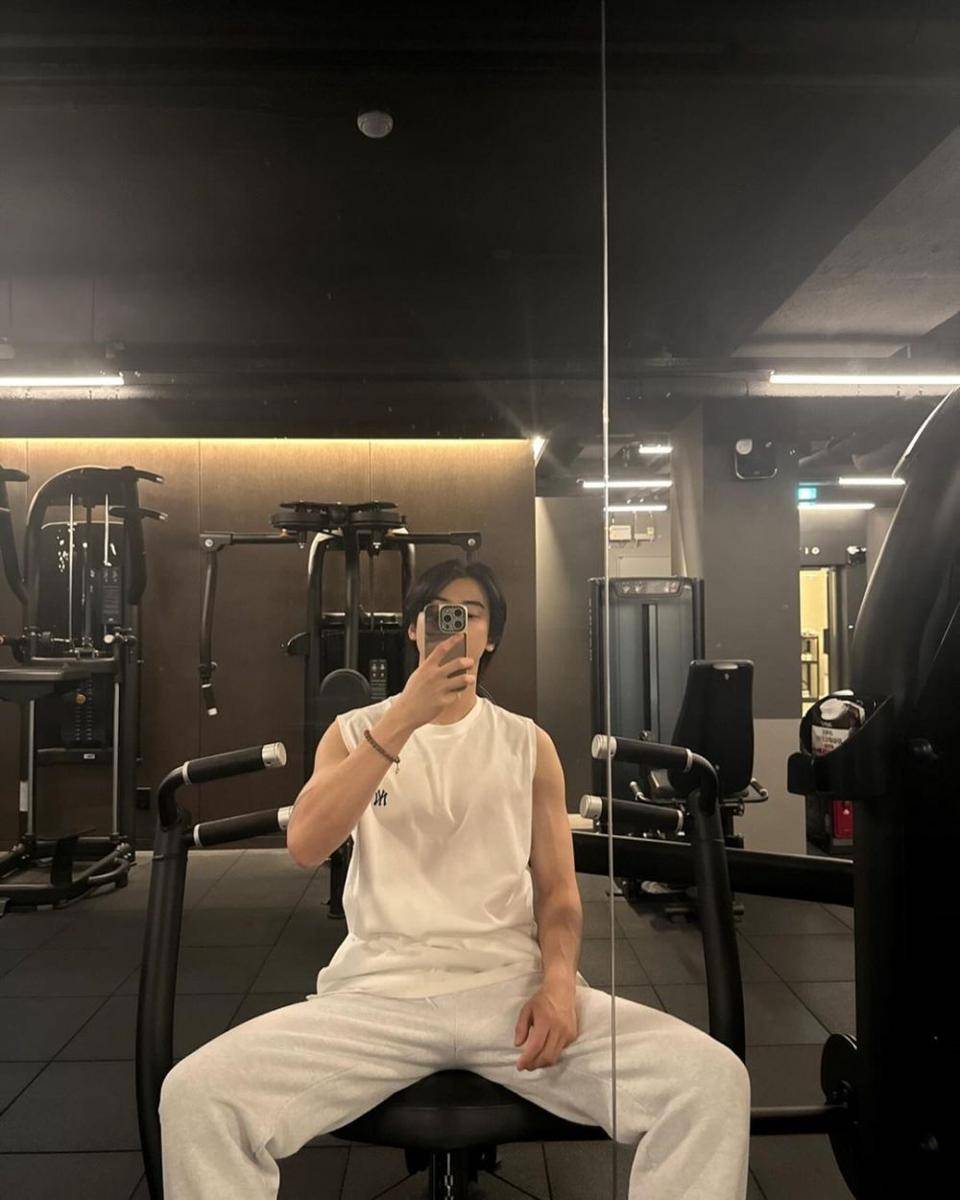 sleeveless top ala Cha Eun Woo ASTRO (instagram.com/eunwo.o_c)