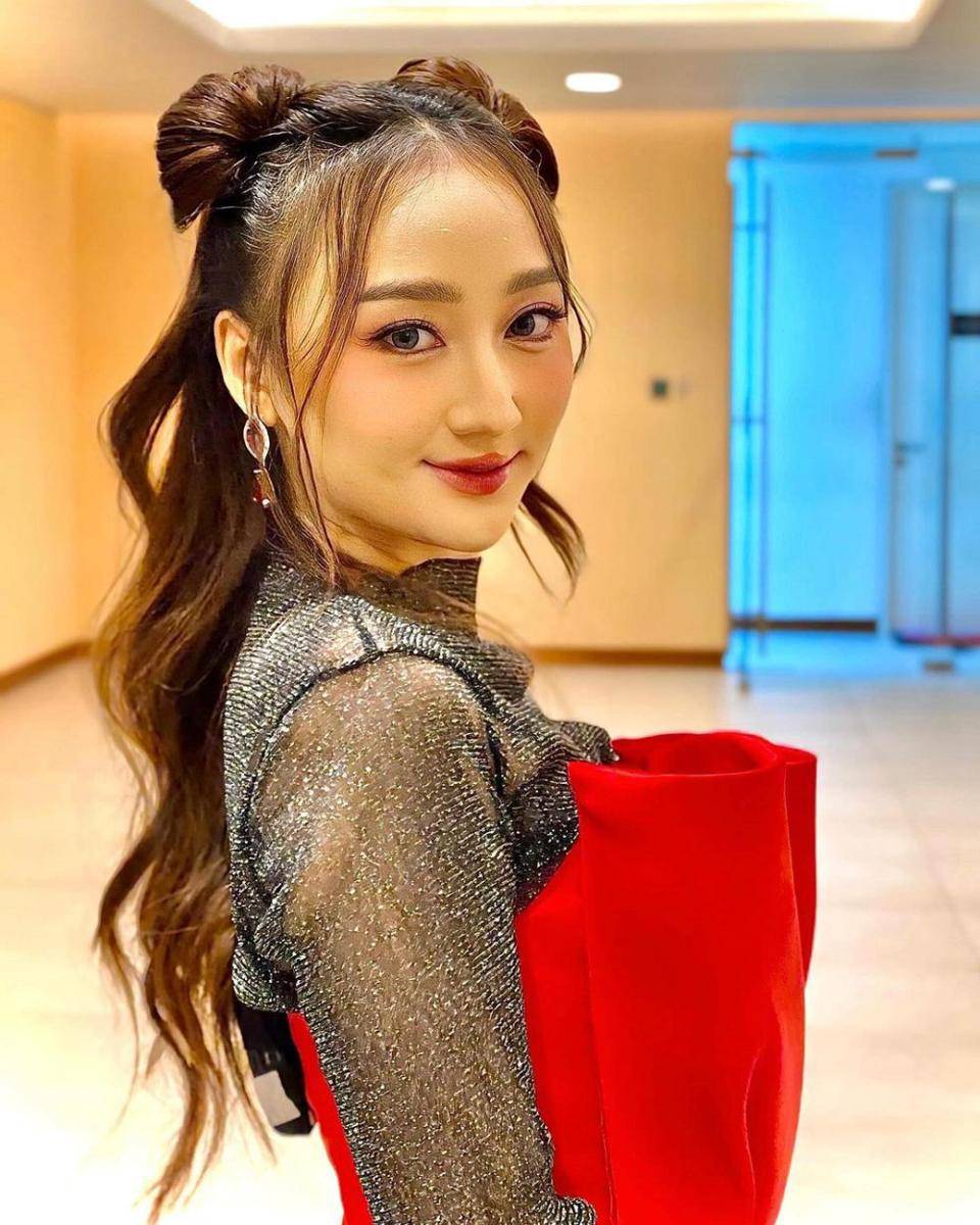 gaya rambut simpel untuk first date (instagram.com/sandrinamazayya)