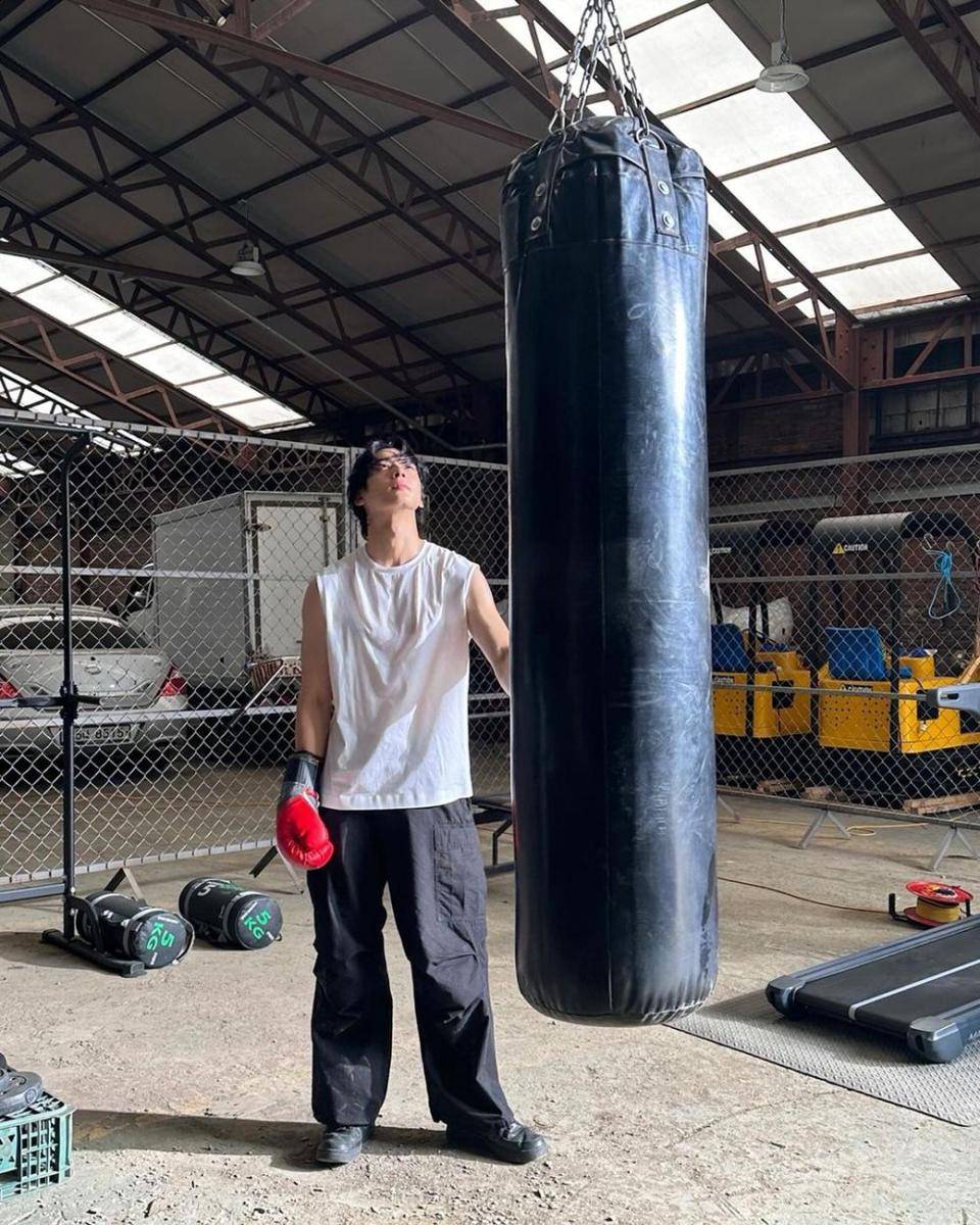 sleeveless top ala Cha Eun Woo ASTRO (instagram.com/eunwo.o_c)