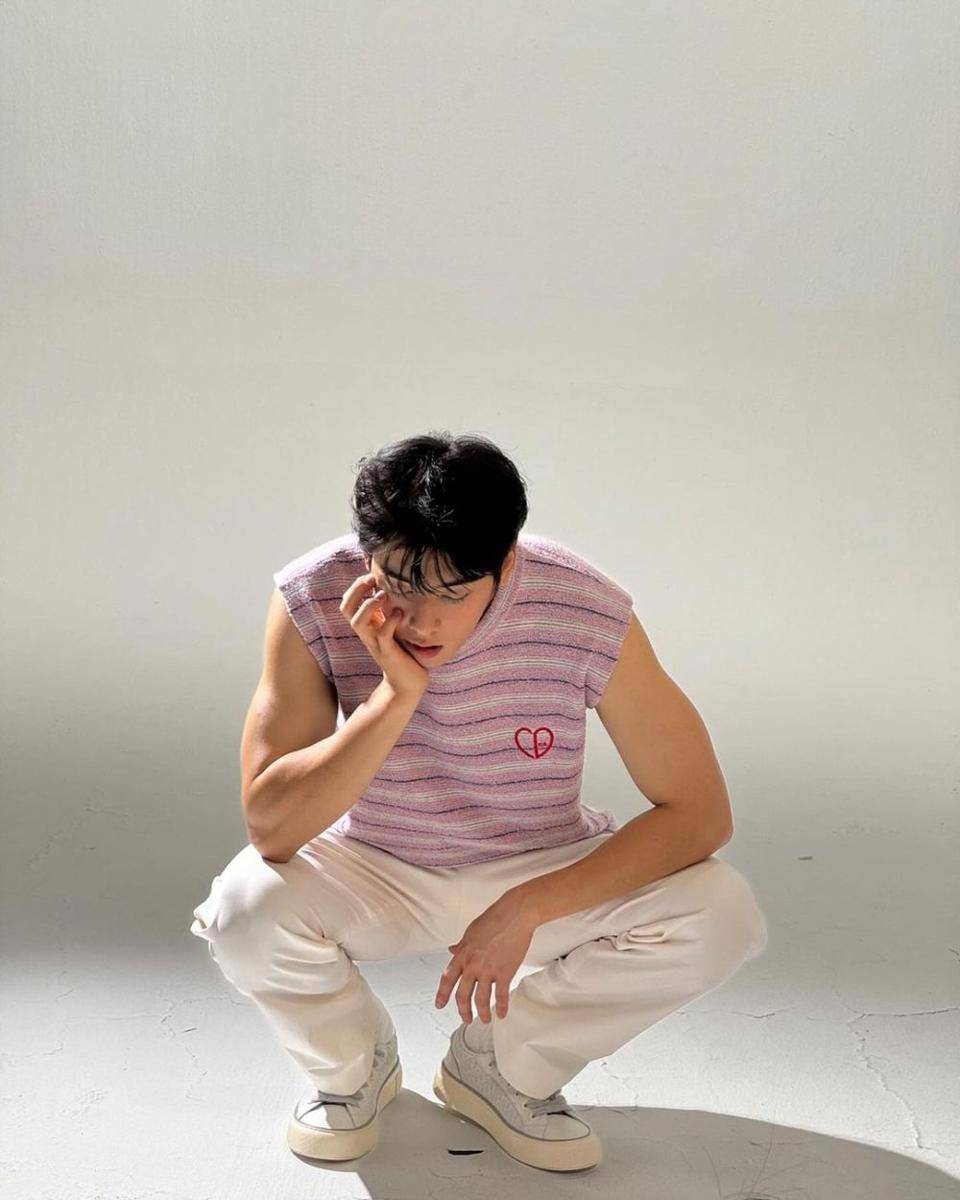 sleeveless top ala Cha Eun Woo ASTRO (instagram.com/eunwo.o_c)