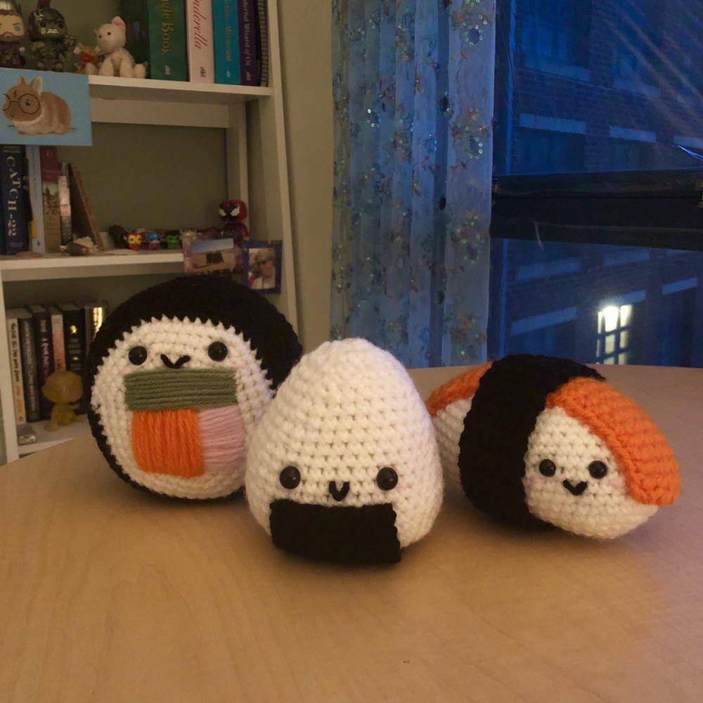 potret rajutan tangan bentuk sushi (reddit.com/user/RemarkablyMe)