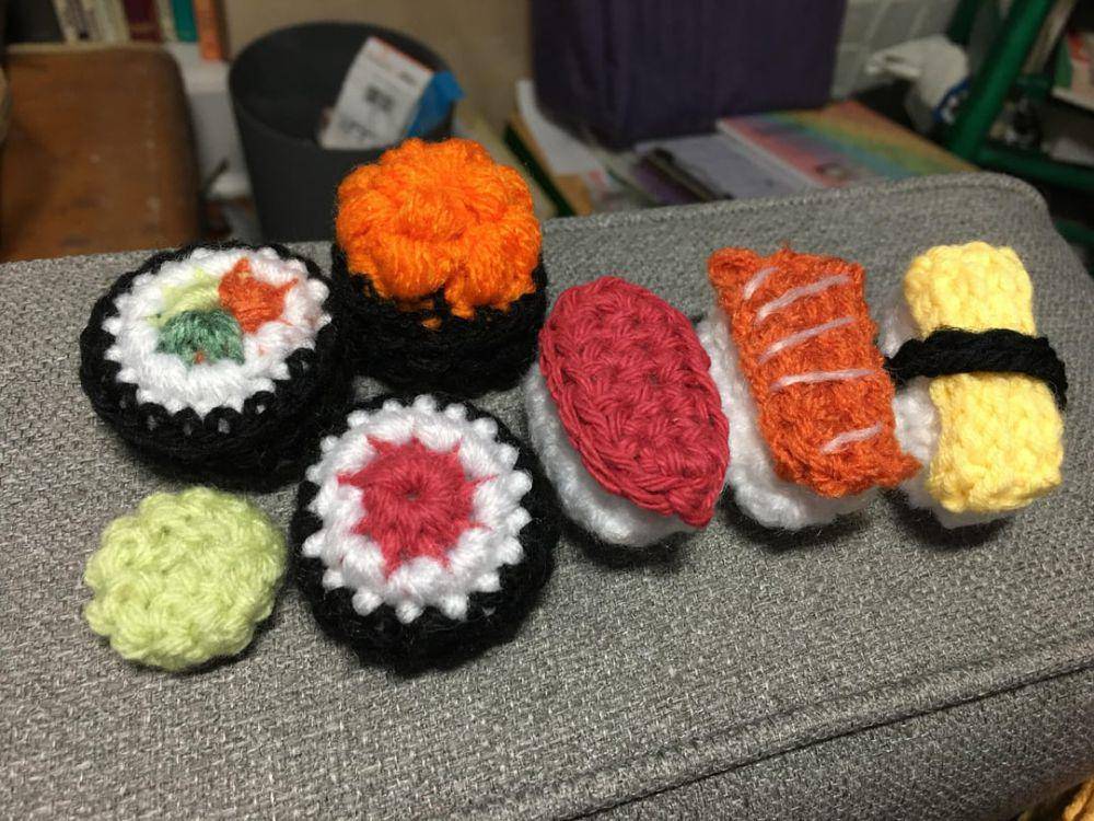 potret rajutan tangan bentuk sushi (reddit.com/user/Slackermom66)