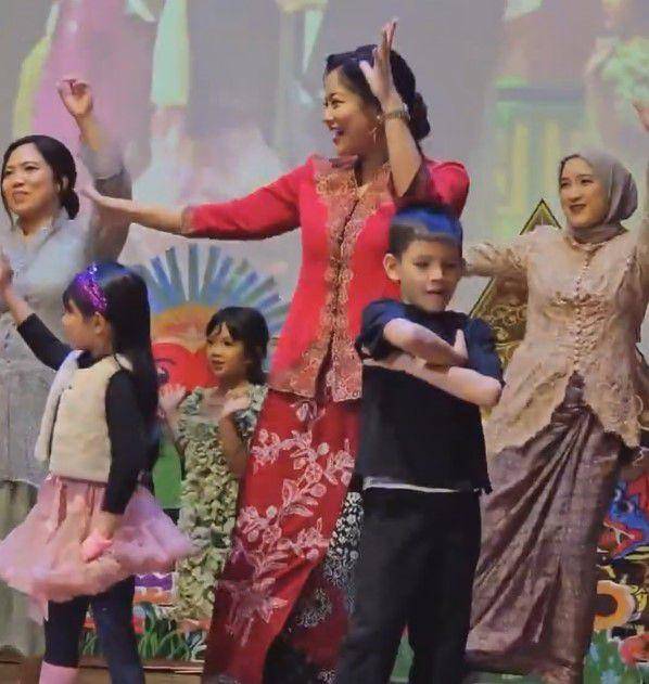 potret wisuda TK anak Titi Kamal (instagram.com/titi_kamall)