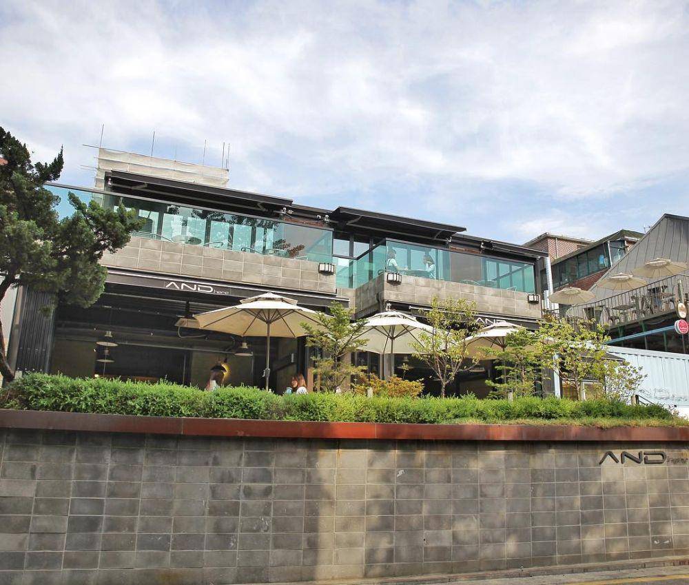 And Here Cafe, bisnis makanan milik Seungri yang sudah tutup permanen (instagram.com/andhere01)