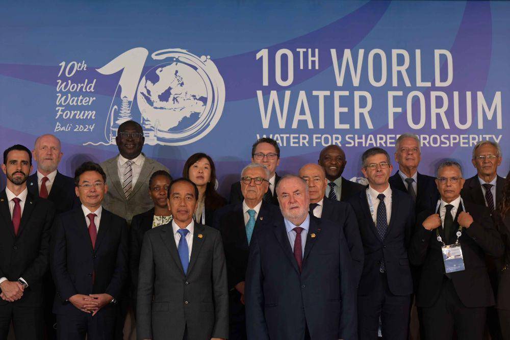 Presiden Joko Widodo (depan, kiri) berfoto bersama Presiden World Water Council Loic Fauchon (depan, kanan) dan sejumlah pengurus World Water Council sebelum Pertemuan Tingkat Tinggi World Water Forum ke-10 2024 di Nusa Dua, Badung, Bali, Senin (20/5/2024). (ANTARA FOTO/Media Center World Water Forum 2024/Bayu Pratama S)