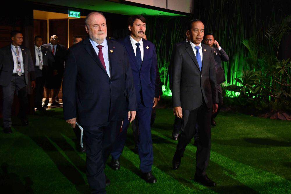 Presiden Joko Widodo (kanan) berjalan bersama Utusan Khusus/Mantan Presiden Hungaria Janos Ader (tengah), Presiden World Water Council Loic Fauchon (kiri) saat pembukaan World Water Forum ke-10 2024 di Nusa Dua, Bali, Senin (20/5/2024). (ANTARA FOTO/Media Center World Water Forum 2024/Maulana Surya)