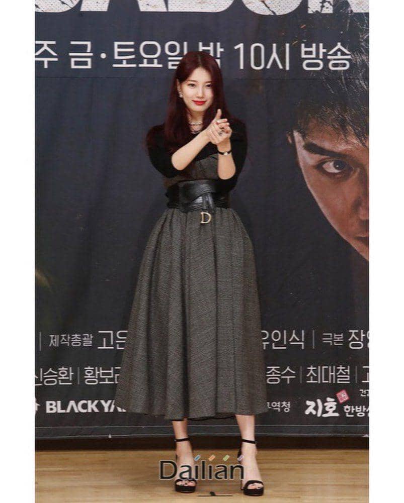 Inspirasi long dress Bae Suzy (Instagram.com/skuukzky)