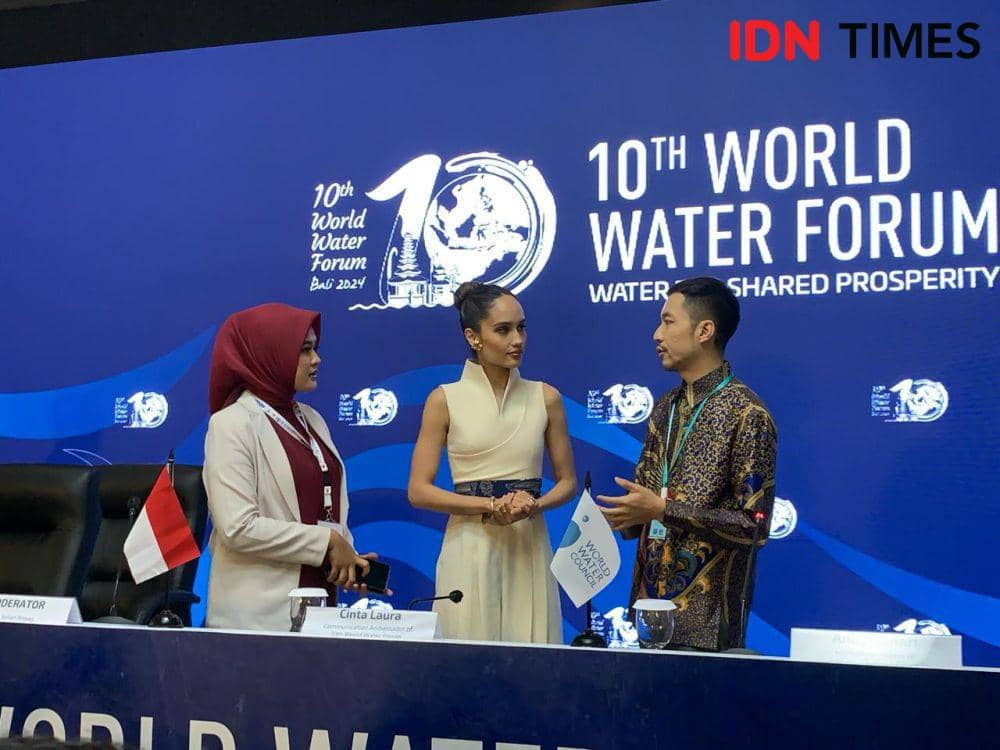 Communication Ambassador 10th WWF Cinta Laura (tengah) dan Pemimpin relawan dari World Clean Up Day Indonesia Andy Bahari (kanan). (IDN Times/Rohmah Mustaurida)