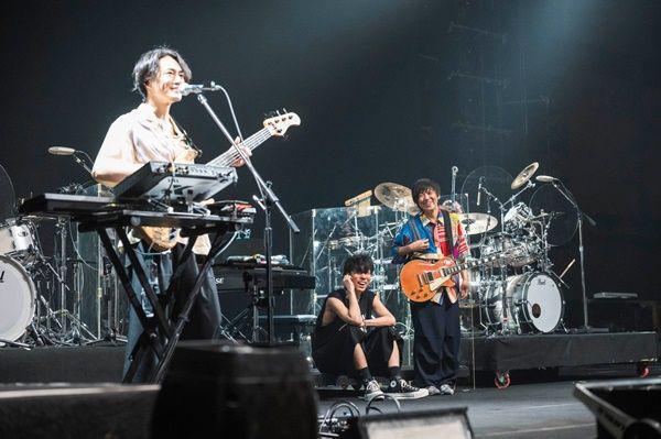 8 Potret Konser RADWIMPS di Jakarta 2024, Bawakan Banyak Lagu Andalan