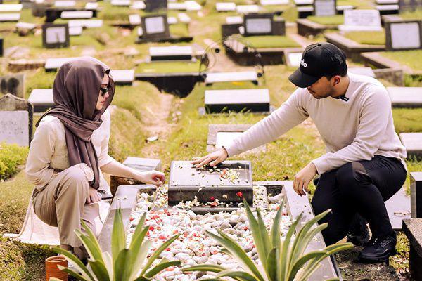 7 Potret Thariq Ziarah ke Makam Adjie Massaid, Izin Menikahi Aaliyah
