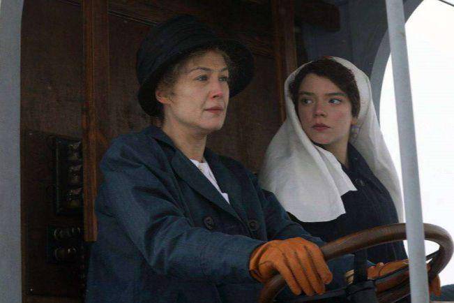 Rosamund Pike dan Anya Taylor-Joy dalam film Radioactive (dok. StudioCanal/Radioactive)