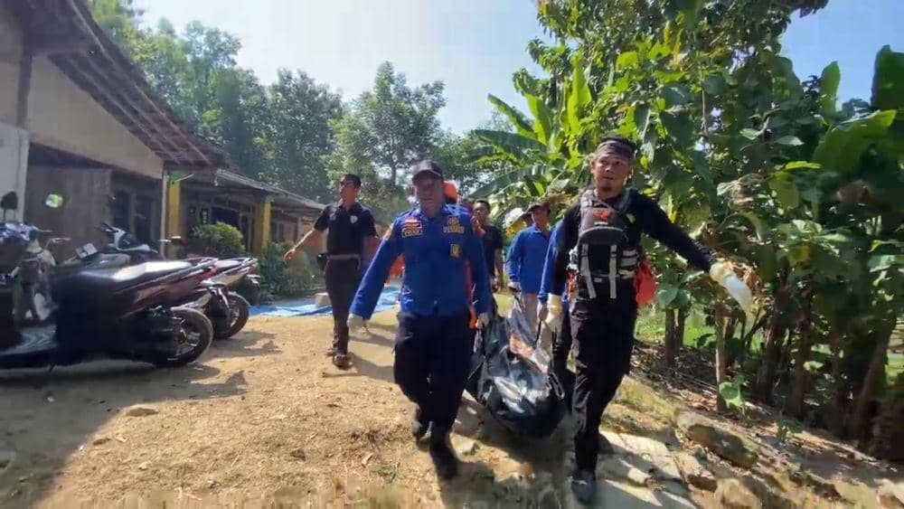 Jenazah Harto Sudiro (36) petani asal Desa Gunungsari, Kecamatan Kasreman, Kabupaten Ngawi akhirnya diketemukan setalah 18 jam pencarian. IDN Times/ Riyanto