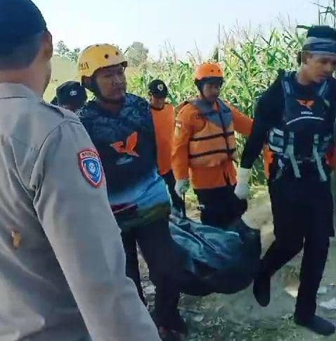 Jenazah Harto Sudiro (36) petani asal Desa Gunungsari, Kecamatan Kasreman, Kabupaten Ngawi akhirnya diketemukan setalah 18 jam pencarian. IDN Times/ Riyanto