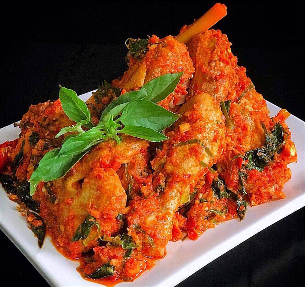 ayam rica-rica manado (instagram.com/linagui.kitchen)