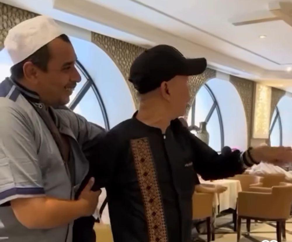 Viral Aksi Ayah Ojak Ayu Ting Ting Semprot Jamaah Haji Malaysia