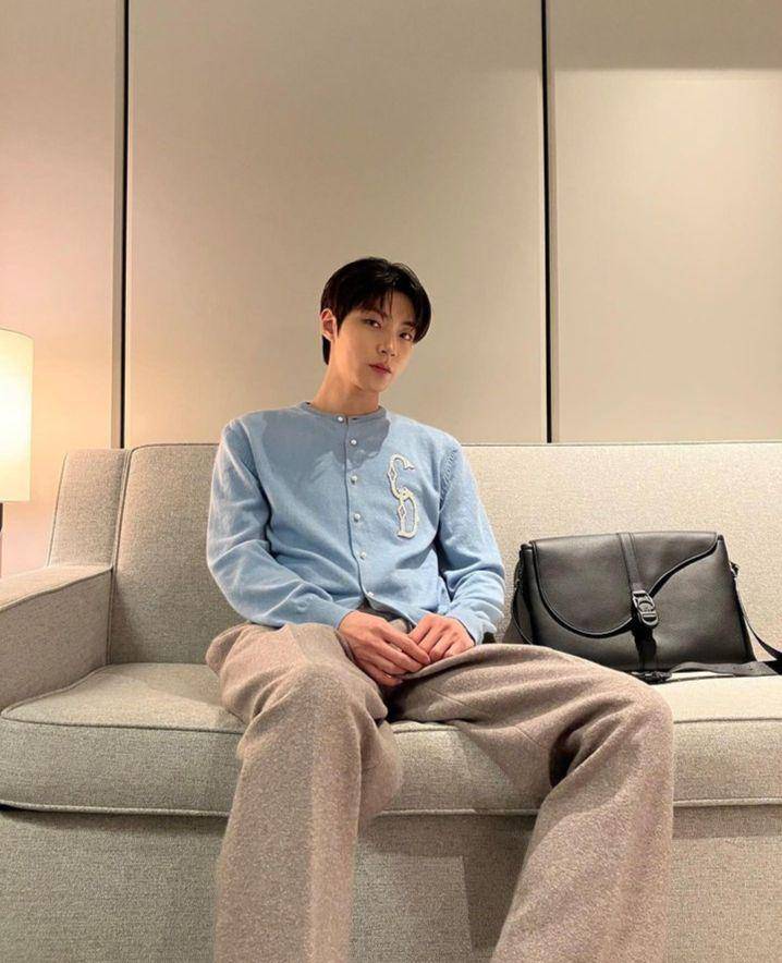 Hwang In Youp (instagram.com/hi_high_hiy)