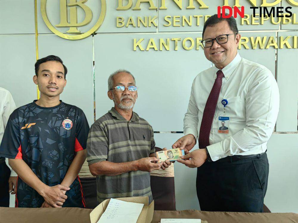BI Solo tukar uang korban kebakaran di Manahan Solo. (IDN Times/Larasati Rey)