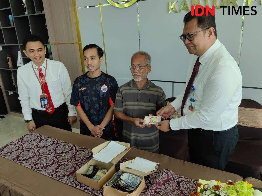 BI Solo tukar uang korban kebakaran di Manahan Solo. (IDN Times/Larasati Rey)
