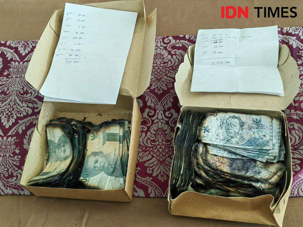 BI Solo tukar uang korban kebakaran di Manahan Solo. (IDN Times/Larasati Rey)