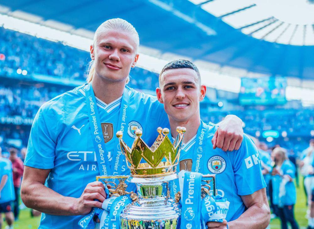 Erling Haaland dan Phil Foden merayakan gelar Premier League musim 2023/24. (Twitter/@mancity).