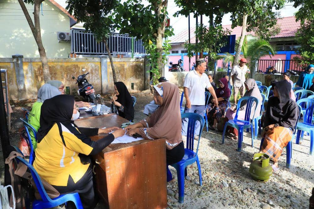 Antri gas elpiji di pangakaln Banjarmasin.