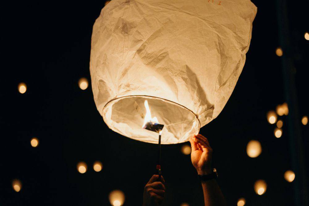 ilustrasi menyalakan lampion (unsplash.com/Leon Contreras)