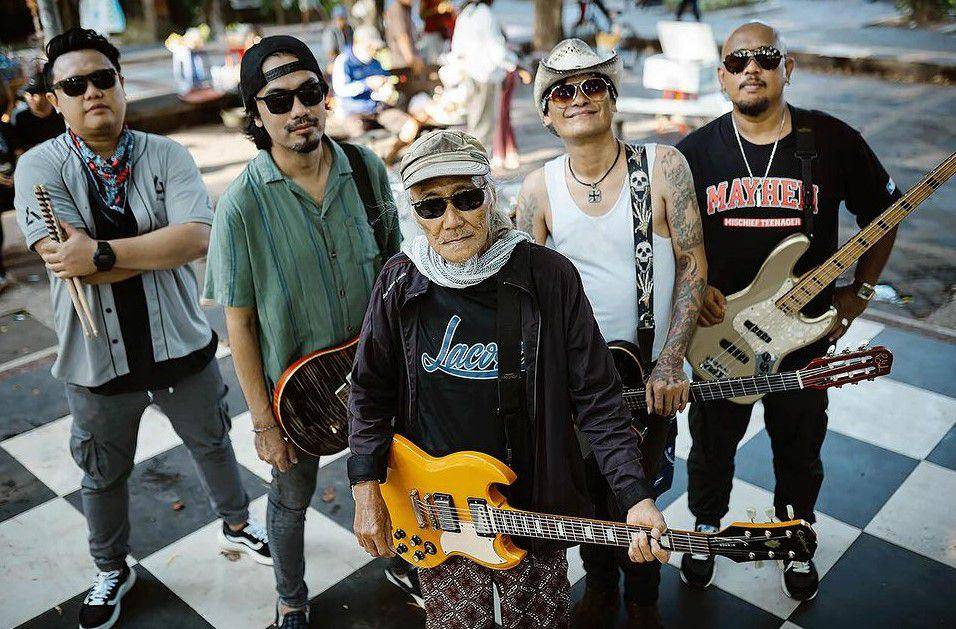 Nono Cash (tengah) dan Lolot Band saat proses pembuatan MV Luh Rai Putri Bali. (Instagram.com/lolotband_official)