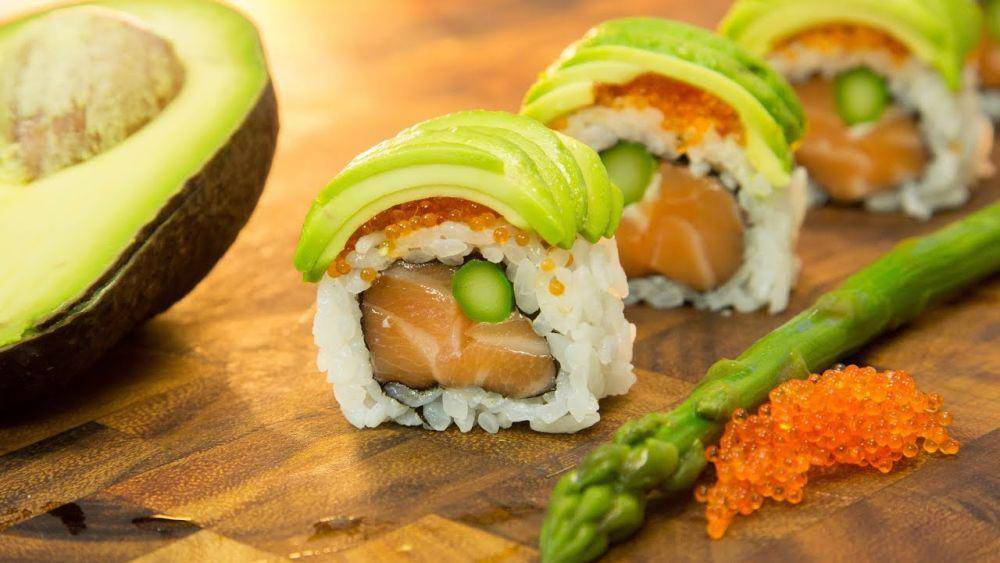 Sushi alpukat (youtube.com/@MakeSushi1)