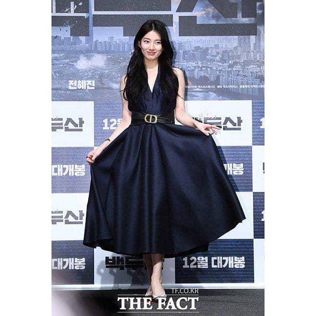 Inspirasi long dress Bae Suzy (Instagram.com/skuukzky)