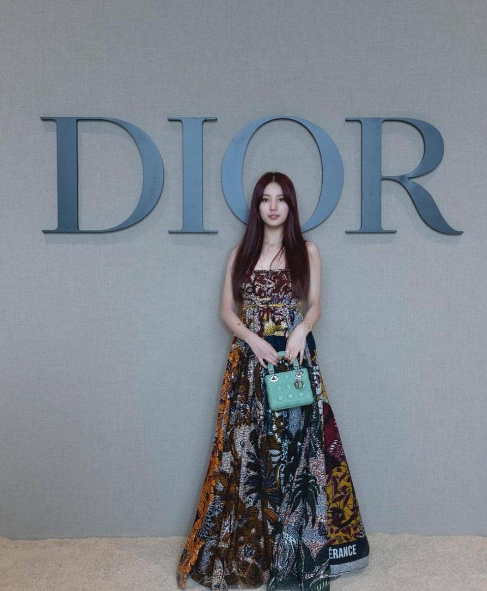 Inspirasi long dress Bae Suzy (Instagram.com/skuukzky)