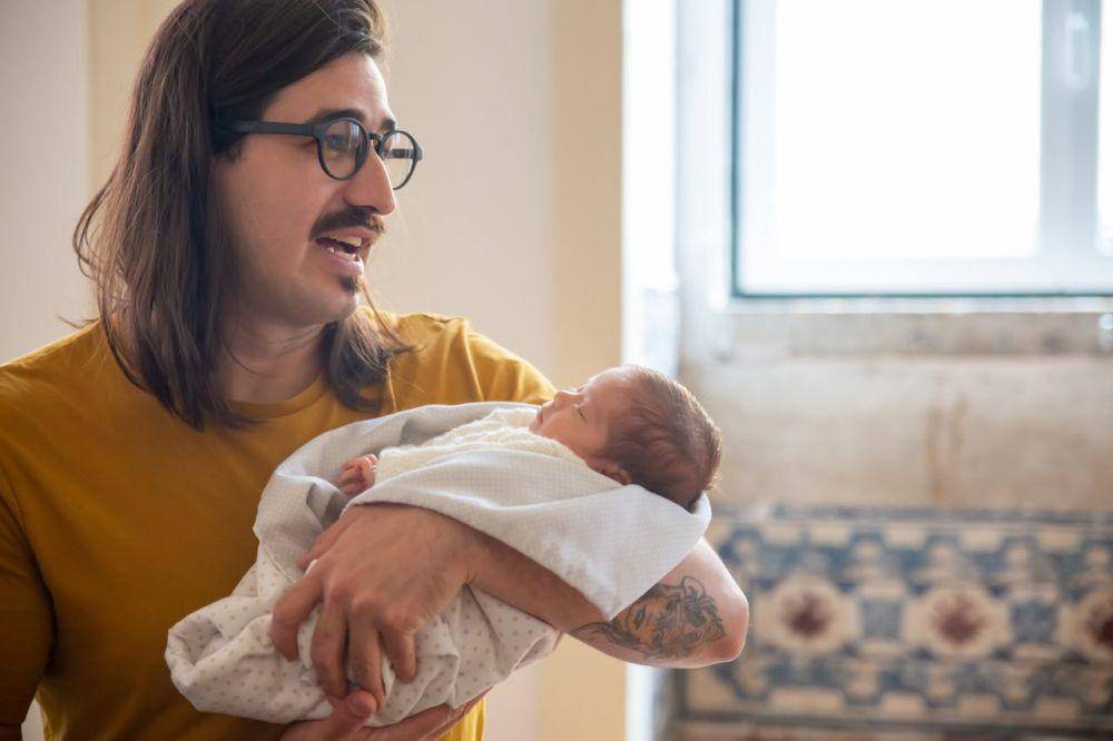 ilustrasi menggendong bayi (pexels.com/Kampus Production)