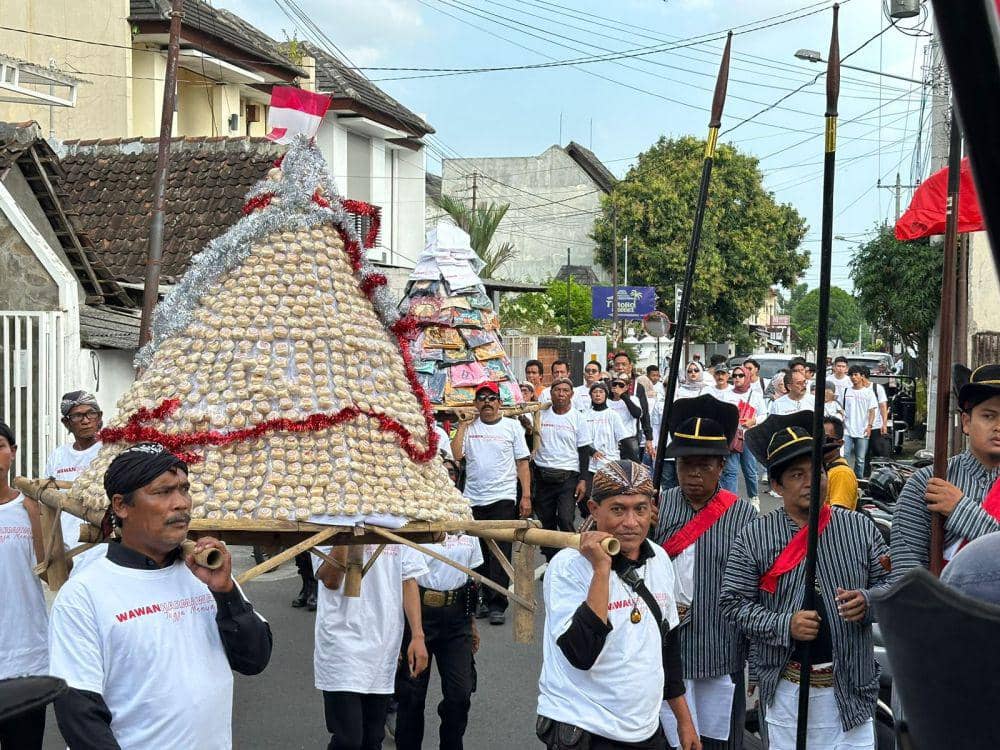 Daftar Balon Wali Kota Jogja, Pengusaha Jogja Kirab Gunungan Bakpia