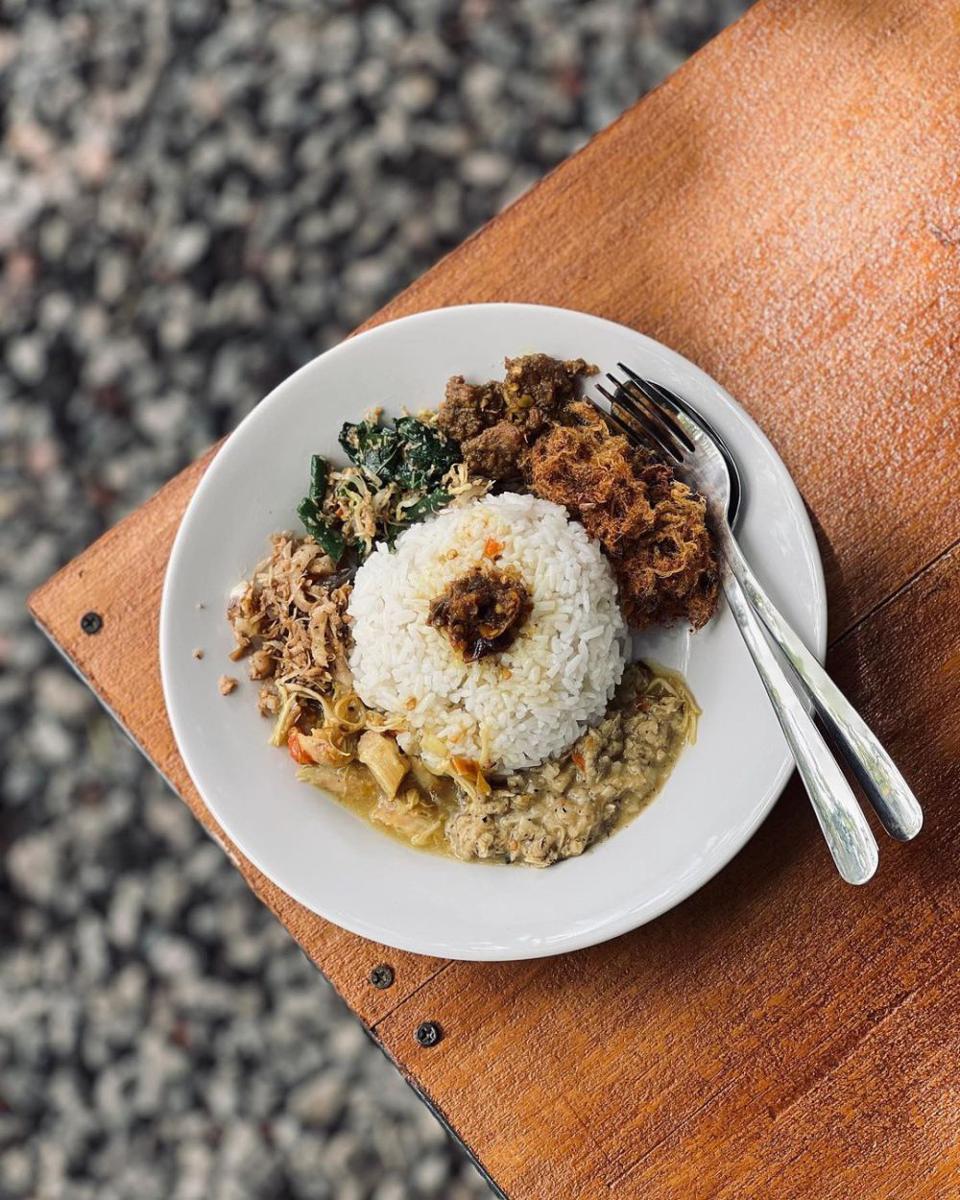 Men Tinggen yang menawarkan nasi campur babi dan ayam (Instagram.com/@men_tinggen)