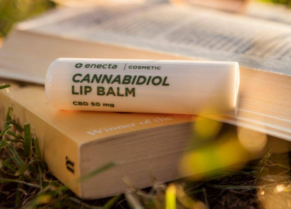 Ilustrasi Lip Balm (unsplash.com/Enecta Cannabis extracts)