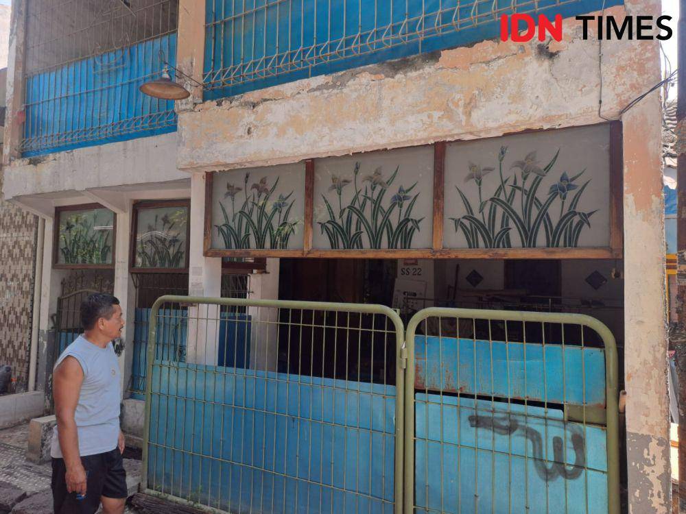 Legirun tetangga Co Pilot Mayor Purn Suwanda saat melihat rumah di Pejaya Anugerah, Taman Sidoarjo. (IDN Times/Ardiansyah Fajar)