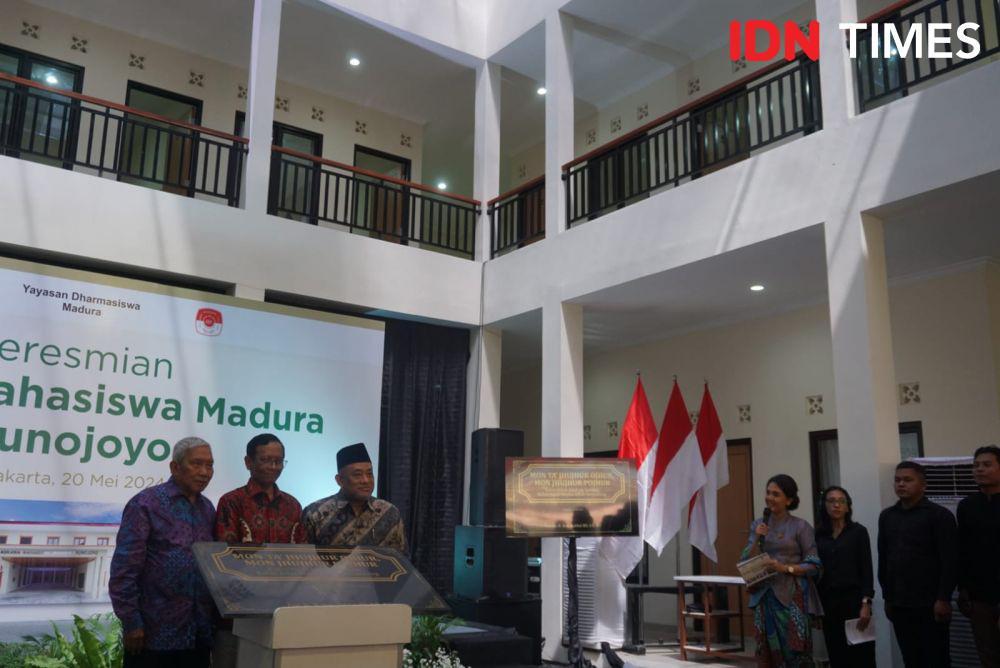 Mahfud MD memimpin peresmian asrama mahasiswa Madura 'Trunojoyo'. (IDN Times/Tunggul Damarjati)